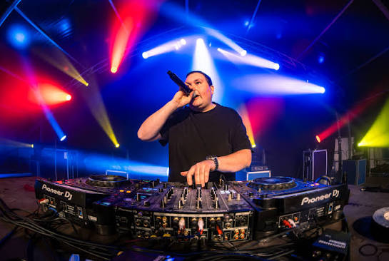 DJ Beatstyle am Mischpult während eines Auftritts